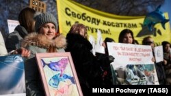 Москва. Участники пикета на площади Яузские ворота за освобождение незаконно выловленных косаток и белух из «китовой тюрьмы» в Приморье