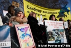 People take part in a protest in Moscow last week demanding the release of beluga and orca whales in Russia’s Far East.