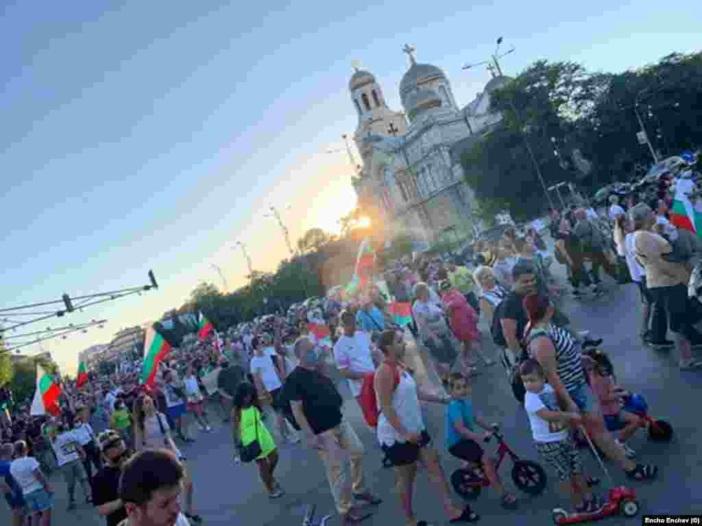 Протестите във Варна се провеждат ежедневно. Тази снимка е от 13 юли, когато по улиците на града също се събраха много хора.