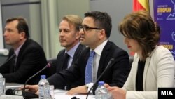 Zëvendëskryeministri i Maqedonisë, Fatmir Besimi dhe ambasadori i BE-së, Aivo Orav, gjatë një konference për media