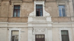 Резные архитектурные украшения из камня на фасаде дома