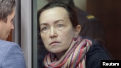 Alsu Kurmaševa, koja je u pritvoru nakon što je optužena za kršenje ruskog zakona o stranim agentima, sluša advokata dok stoji u ograđenom prostoru za optužene u sudu u Kazanju, Rusija, 1. decembra 2023.