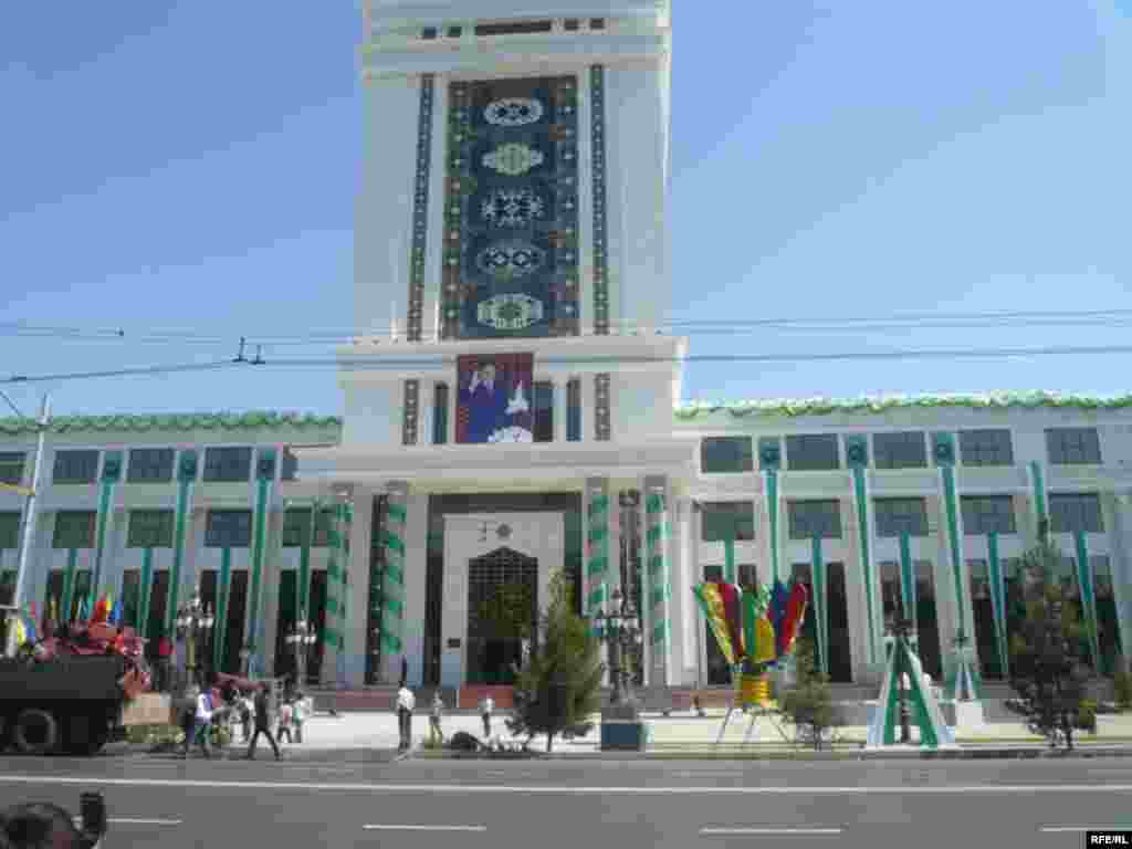 Turkmenistan.Ashgabat.Turkmen dowlet ulag we aragatnashyk instituty - Turkmenistan.Ashgabat.Turkmen dowlet ulag we aragatnashyk instituty