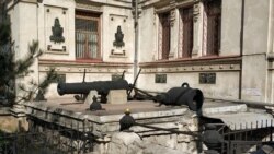 Пушки времен Крымской войны у входа в музей Черноморского флота