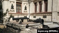 Пушки времен Крымской войны у входа в музей Черноморского флота