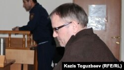 Александр Ляхов, свидетель по делу Серикжана Мамбеталина и Ермека Нарымбаева, в зале суда. Алматы, 8 января 2016 года.