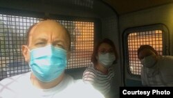 Сергей Смирнов, Татьяна Фельгенгауэр и Александр Плющев в автозаке