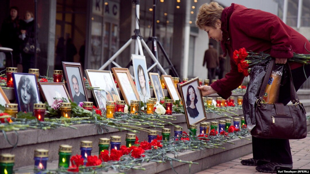23 октября 2002 года, во время показа мюзикла "Норд-Ост", террористы взяли в заложники 912 человек и удерживали их на протяжении трех дней. При штурме здания погибли 130 человек.