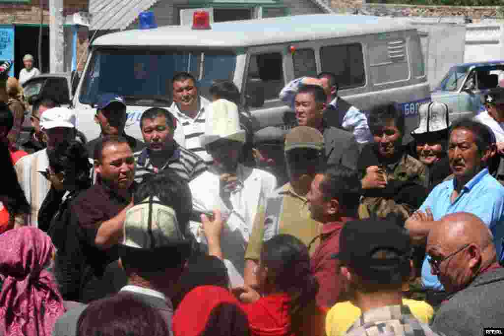 Бирок бул жерде дагы аларга тынч жыйын өткөрүүгө мүмкүнчүлүк беришпеди. - kyrgyzstan - Participants of the Opposition Rally Dispersed By Kyrgyz Police in Ysyk-Kol Region. 31May2009