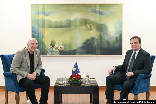 Deputeti i zgjedhur i Partisë Unike Gorane, Adem Hoxha, gjatë takimit me kreun e LVV-së, Albin Kurti, më 3 prill.