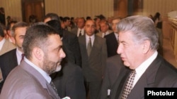 Армения – погибшие в результате теракта 27 октября премьер-министр Вазген Саргсян (слева) и спикер Национального Собрания Карен Демирчян (архивное фото)