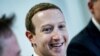 Mark Zuckerberg, a Facebook vezére - kényszeredett mosoly