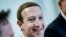 Mark Zuckerberg, a Facebook vezére - kényszeredett mosoly