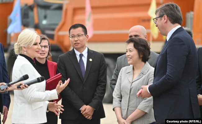 Presidenti serb, Aleksandar Vuçiq, ambasadorja kineze në Beograd, Chen Bo, dhe shefi i kompanisë kineze Shandong Zhang Jianchao. 17 qershor 2020.