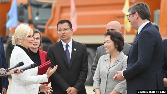 Bivša ministarka građevinarstva Zorana Mihajlović (prva s leva), čelnik kompanije Šandong Zhang Jianchao, ambasadorka Kine u Srbiji Chen Bo i predsednik Srbije Aleksandar Vučić na otvaranju radova na saobraćajnici Iverak-Lajkovac, jun 2020. godine.