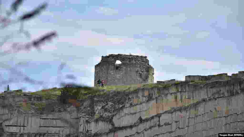 Над карьером возвышается средневековая крепость Каламита&nbsp;