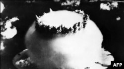 Испытания американской атомной бомбы на атолле Бикини, 1946 год, – бомбы B-61, которые вскоре будут размещены в Германии, лишь немного моложе этой