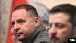 Andrii Iermak (stânga) și Volodimir Zelenski (dreapta) - imagine de arhivă.