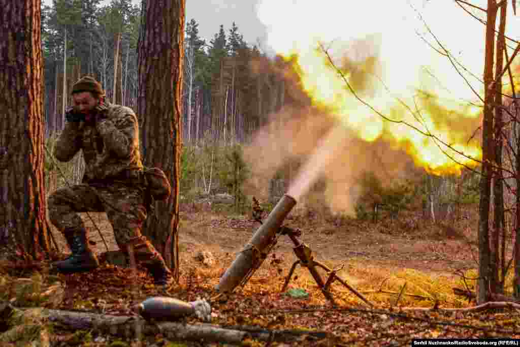 Українські військові 10-ї окремої гірсько-штурмової бригади «Едельвейс» ведуть вогонь з міномета по російських силах в районі Іванкова на Київщині. 30 березня 2022 року 