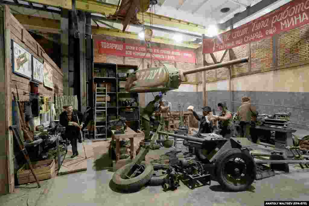 The re-creation of a wartime workshop. The exhibition features more than 70 life-size characters in scenes that move chronologically through the Soviet Union’s war with Nazi Germany.