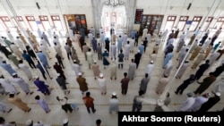 Doctors are warning packed mosques during Ramadan will spread the coronavirus.