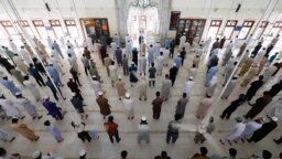 医師は、ラマダン中にコロナウイルスが蔓延する間、パックされたモスクに警告しています。