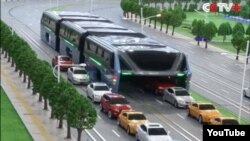 Кытайда көргөзмөдө көрсөтүлгөн туннель-автобус (CCTV+ каналынын видеосунан алынды)