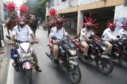 Індійська поліція з шоломах із символічними бацилами коронавірусу під час акції привернення уваги до потреби карантину. Індія, Гайдарабад, квітень 2020 року