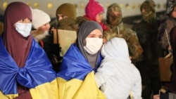 Вызволенные из сирийского лагеря для беженцев украинки в аэропорту «Борисполь», 31 декабря 2020 года