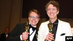 ფილმის „ბატონი არავინ პუტინის წინააღმდეგ“ ავტორები პაველ ტალანკინი(მარცხნივ) და დევიდ ბორენშტეინი „ოსკარით” დაჯილდოების შემდეგ. ლოს-ანჯელესი, 2026 წლის 15 მარტი 