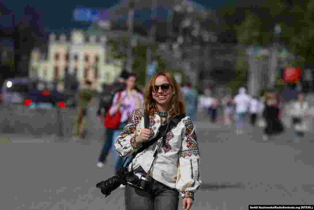 «Я, власне, дивилася, як багато людей сьогодні у вишиванках. І подумала про ці прапорці (Меморіал з прапорів на майдані Незалежності) – це насправді така цінність, що ми можемо сьогодні носити і одягати вишиванки. Бо скільки людей віддали за це життя, щоб ми сьогодні на Хрещатику усі такі гарні ходили. І не тільки», – поділилася з Радіо Свобода Зоряна
