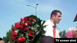 Некоторые герои Олимпиады уже возвращаются домой. Так в четверг в Баку встречали азербайджанских призеров Игр - дзюдоистов и борцов