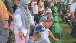 Porodice se opraštaju od žrtava koje će 11. jula biti pokopani u Memorijalnom centru Srebrenica-Potočari