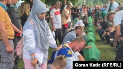 Arikvolet me mbetjet mortore të dhjetë viktimave të gjenocidit që varrosen në Potoçari më 11 korrik. 