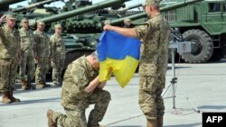 Президент Порошенко став на коліно, приймаючи бойовий прапор одного з підрозділів, що воював на Донбасі, Харківщина, 22 серпня 2015 року