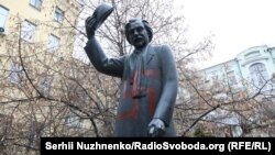 У Києві вандали розписали свастиками пам'ятник Шолом-Алейхему, Київ, 25 листопада 2019 року