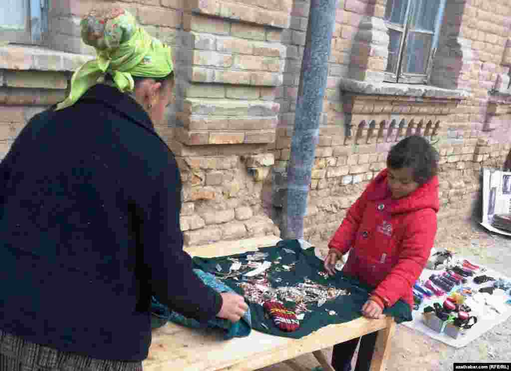 Bir ene satlyk üçin kümüş şaý-seplerini çykarypdyr