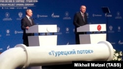 Президент России Владимир Путин и президент Турции Реджеп Тайип Эрдоган (слева направо) во время церемонии официального открытия газопровода «Турецкий поток» в конгресс-центре «Халич». Турция, Стамбул, 8 января 2020 года