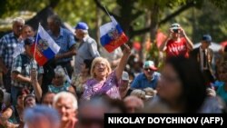 Женщина держит российский флаг во время встречи "Русофилов", Болгария, архивное фото