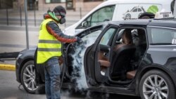 Чоловік чистить таксі, щоб запобігти поширенню COVID-19. Стокгольм, Швеція, 24 березня 2020 року