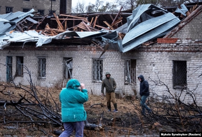 Місцеві мешканці біля місця російського удару ракетою «Орєшнік». Дніпро, 21 листопада 2024 року