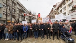 Ndalimi i dinarit: Qytetarët serbë i kërkojnë Qeverisë të tërhiqet nga vendimi