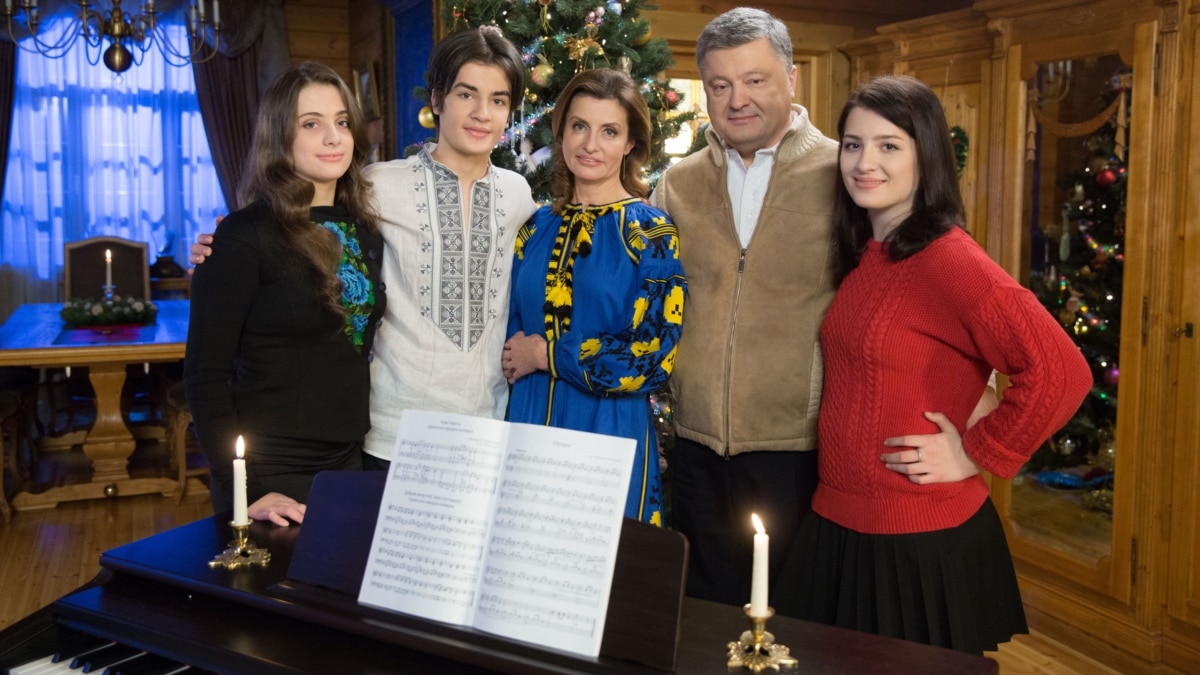 Сын Порошенко снялся в футболке "Ukraine" после критики отца