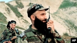 Шамиль Басаев во время вторжения в Дагестан, архивное фото