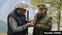 Владимир Путин передает Сергею Шойгу найденный гриб. Пока что не президентский пост. День рождения президента РФ в сибирской тайге 7 октября 2019 года
