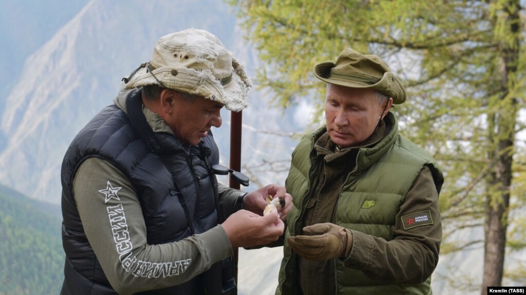 Президент Росії Володимир Путін (п) і міністр оборони Сергій Шойгу відпочивають у сибірській тайзі (фото архівне)