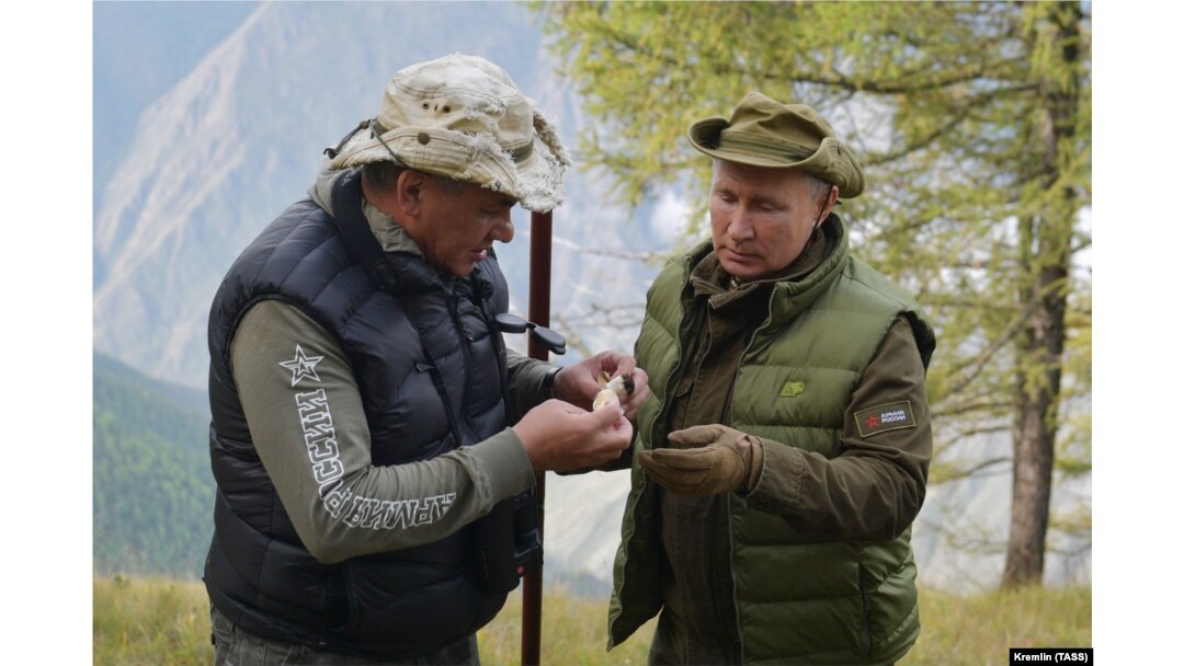 Володимир Путін та Сергій Шойгу під час відпочинку у сибірській тайзі. Росія. 7 жовтня 2019 року