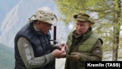 Владимир Путин любит отдыхать в тувинской тайге в сопровождении Сергея Шойгу.