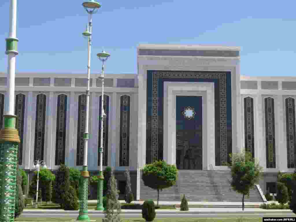 Здание Финансового факультета Института культуры Туркменистана в Ашхабаде&nbsp;
