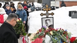 Иностранные дипломаты возложили цветы к могиле Алексея Навального на Борисовском кладбище в Москве, в день второй годовщины его смерти. 16 февраля 2026 года